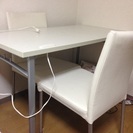 電気コンテンツ次のテーブルと椅子２つ