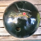 中古　ボーリングのボール、１４ポンドプラスチック製で深い緑色