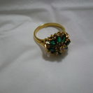 緑のジルコニアに金色のメッキかけの指輪　美品