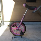 子供用のピンクの一輪車
