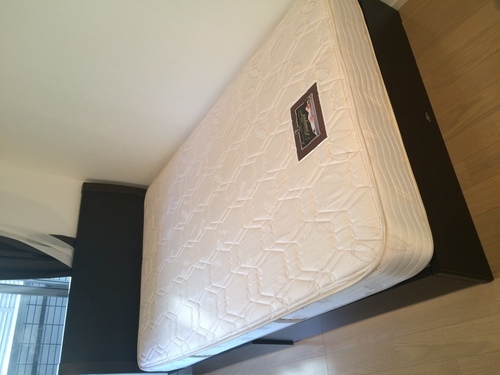 ＊問い合わせ多数の為、受付停止＊★美品★【1月中引取希望】シモンズBeautyrest selectionセミダブルマットレス（定価：123,000円）＆ベッドフレーム