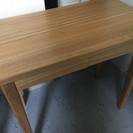 引き出し付き きれいな木製テーブル