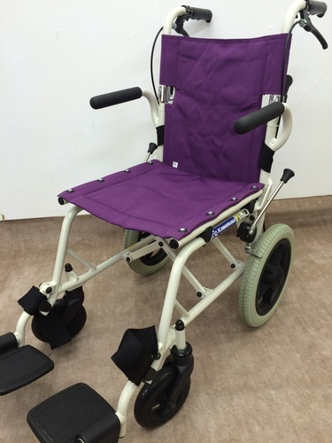 美品　カワムラサイクル　軽量簡易　介助用車椅子　旅ぐるま　KA6　 旅ぐるま専用 収納バッグ エンジ付き　車いす用低反発クッション付き