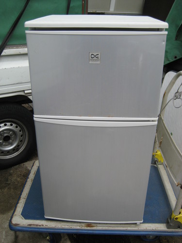 一人暮らし用　冷蔵庫（配達料金含む）￥７，５００　DRF-83-TK　07年製