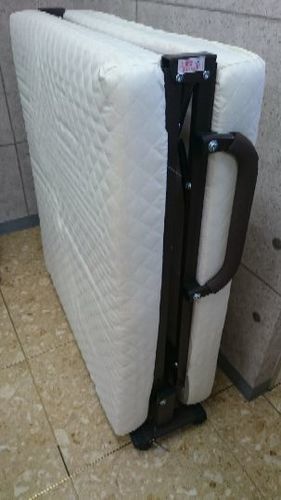 ●折りたたみ式キャスター付きシングルベッド