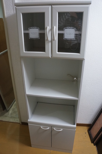 美品☆木製の白い食器棚☆キレイです☆コンセント付き☆ガラス開き扉☆
