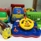 おもちゃの車、バスとブロックのセット