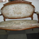 値下げ。家具卸廃業未使用展示品・イタリー製コーヒーテーブル・ダイニングセット。598,000円税抜きの品、リビイング４点セット。　硬質猫脚彫刻入り・イタリー花柄ファブリック・丈夫で軽量