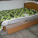 家具店廃業ベット・未使用品・ダブルベット　ＦＲＡＮＣＥフレームダブル。硬質スプリングマット（未開梱品）・レール引き出し、菱柄横フリル付きベットカバー付き。