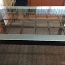 ガラス天板の木製ダイニングテーブル