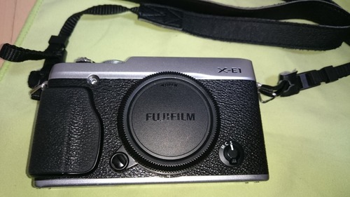 FUJIFILMミラーレス一眼　X-E1 シルバー本体　豪華おまけ付き