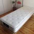 ベッドマット（サータ）＆フレーム（無印良品）クイーンサイズ（スモールサイズ2セット）