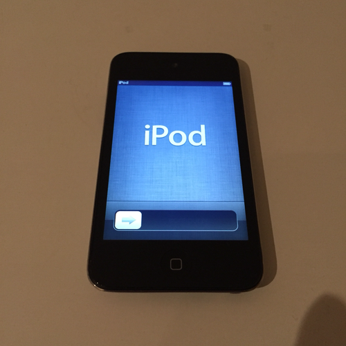 【iPod】iPod touch 第4世代 8GB 【USBケーブル付】