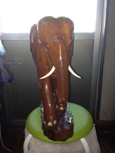 木彫りの象の置物