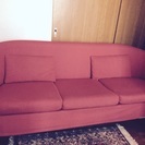 赤の布製３人掛けのソファーです長さは183センチ奥行きは63セン...