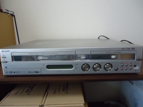 シャープ　ＶＨＳ/ＨＤＤ/ＤＶＤトリプルレコーダー　DV-HRW50