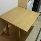 IKEA　伸縮テーブルとイス2脚の三点セット。