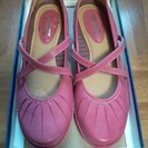 （さらに値下げしました）新品・ピンクの靴２２・５センチEEE