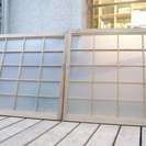 格子ガラスのレトロな引違い戸（ほぼ正方形）