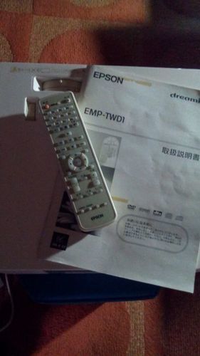 プロジェクター＿DVDプレーヤー＆スピーカー内蔵のエプソン製EMP-TWD1