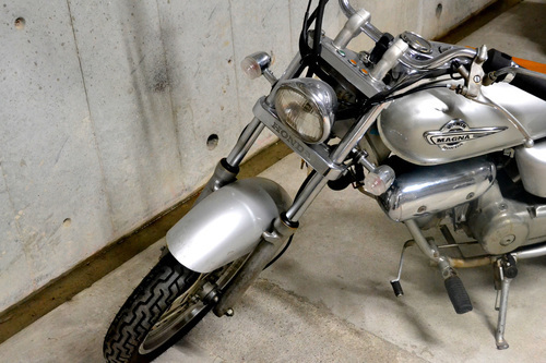 マグナ50 ＡＣ13  バッテリー・タイヤ新品 　セル一発OK