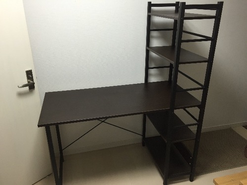 棚付きのパソコン（ニトリ） (ごわちゃん) 福岡のテーブル《パソコンデスク》の中古あげます・譲ります｜ジモティーで不用品の処分