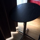 楕円形の小テーブル