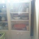 白いミニサイズの食器棚