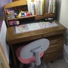 学習机とピンクの椅子