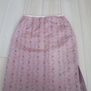 ピンク色　花柄のスカート