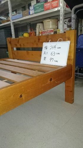 シンプル木製ベッド