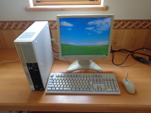 NEC　XPデスクトップパソコン　液晶モニター付（オフィスソフト導入済）