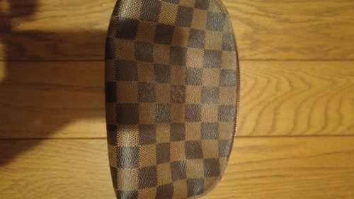 ヴィトンダミエ化粧ポーチ。