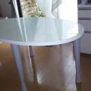楕円形の真っ白なテーブルです。