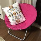 丸いピンク布地パイプ椅子
