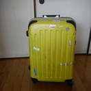 使い古したスーツケース／ベルト付き