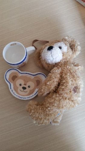 ダッフィーのぬいぐるみとティーカップ