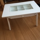 白い小さめテーブル