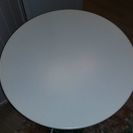 コンパクトな白のテーブル