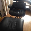 黒い大きめの椅子です。