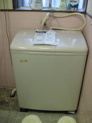 なんだか便利ですよね！2011年　日立の3.5ｋ二層式洗濯機