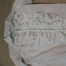 フリルついた白の定形安定ブラウスＭ長袖　100円