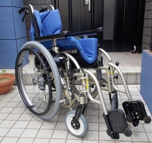 売れました。kawamura製　スチール自走兼介護用　医療用車イス