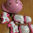 子供用のヘルメットとプロテクター