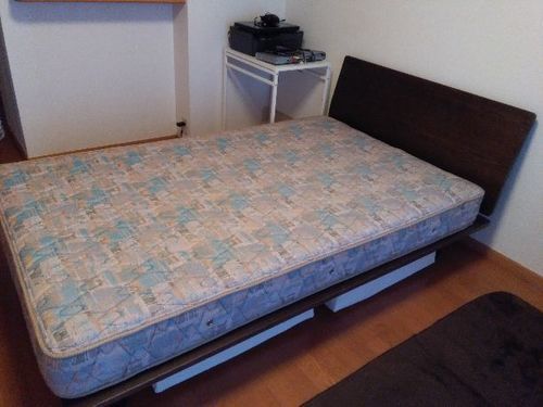 無印のベッドに西川のマットレスです