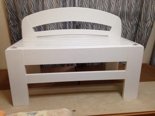 木製の白いベンチ
