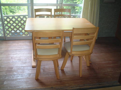 「木製ダイニング・テーブル（脚部取り外し可）と椅子(回転式）４脚」直接引き取り可能な方