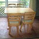 「木製ダイニング・テーブル（脚部取り外し可）と椅子(回転式）４脚...