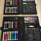 クレヨン、水絵の具、色ペン、色鉛筆のセット
