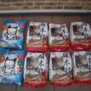【終了しました】猫のペットフード 2.5kg x 6袋と紙の 猫砂2袋